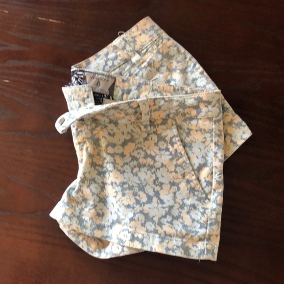 Volcom shorts - Picture 3 of 6